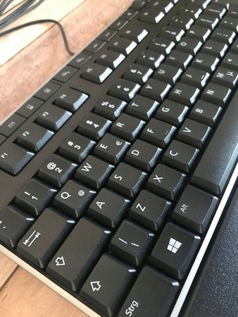 DELL Przewodowa biznesowa klawiatura multimedialna USB KB-522, czarna