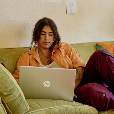 LIMITOWANY LAPTOP HP 15 QUAD CORE 32GB DDR4 UFS HD BLK FP W11